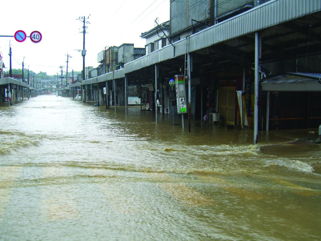 2006年7月の川内川の洪水で浸水したさつま町宮之城市街地＝国土交通省九州地方整備局川内川河川事務所提供
