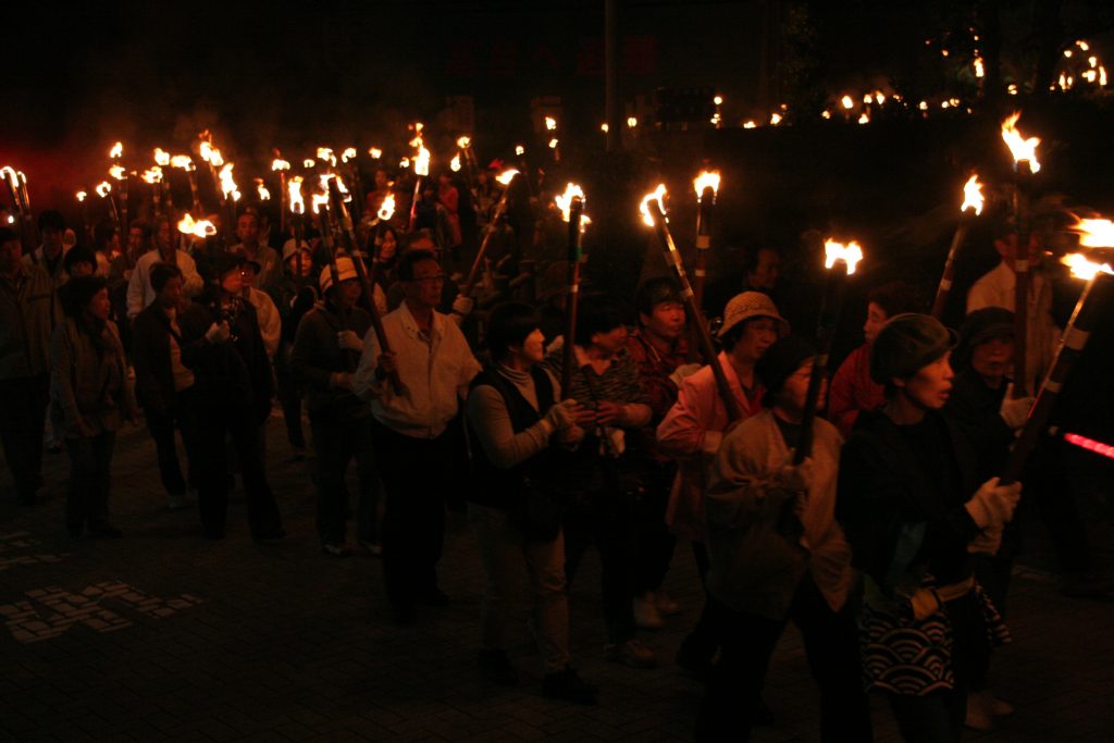 和歌山県広川町で毎年10月に開催される「稲むらの火祭り」の松明行列。幻想的な炎の行進に込められた町民の想いとは＝広川町提供