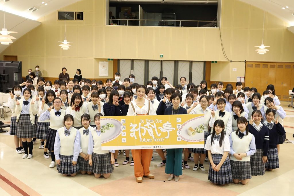 出前授業に参加した東京家政学院の生徒と高橋メアリージュンさん（中央左）、生活クラブの福住洋美理事（同右）