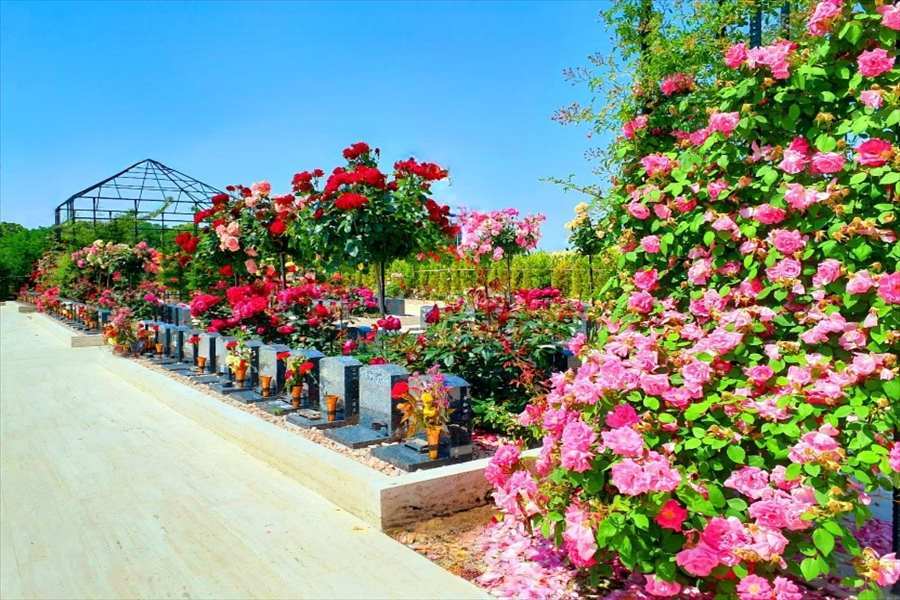 花が咲き誇る公園のような霊園＝西鶴提供